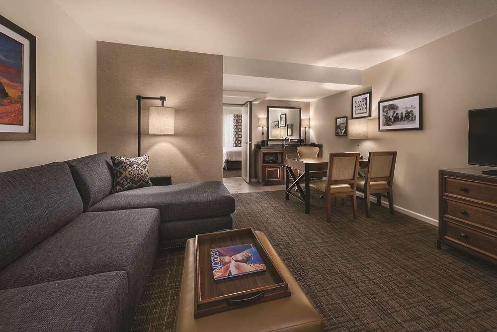 Embassy Suites By Hilton Scottsdale Resort חדר תמונה